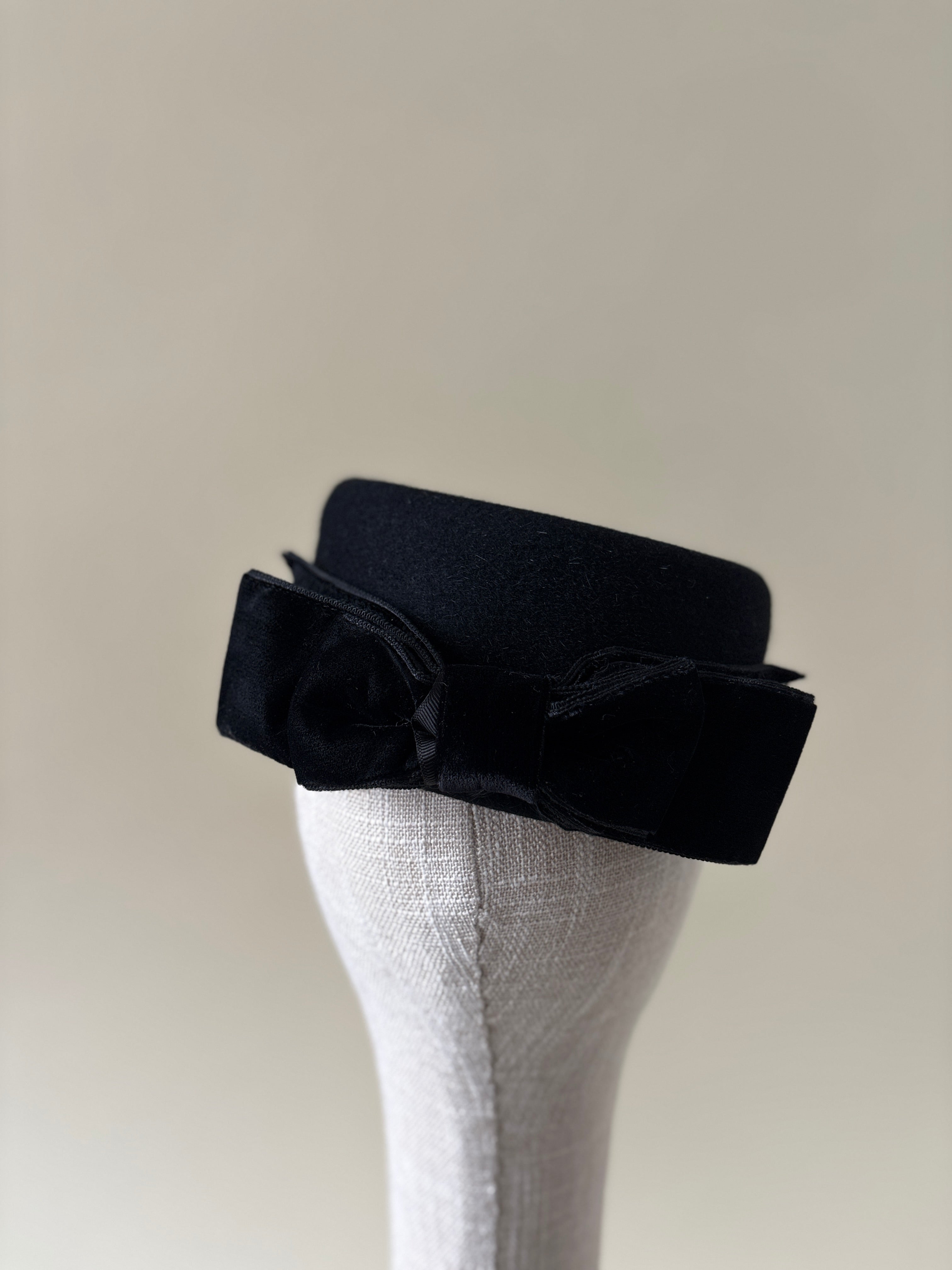 Vintage hat #063 | 1980's Fur felt teardrop pillbox with velvet bow