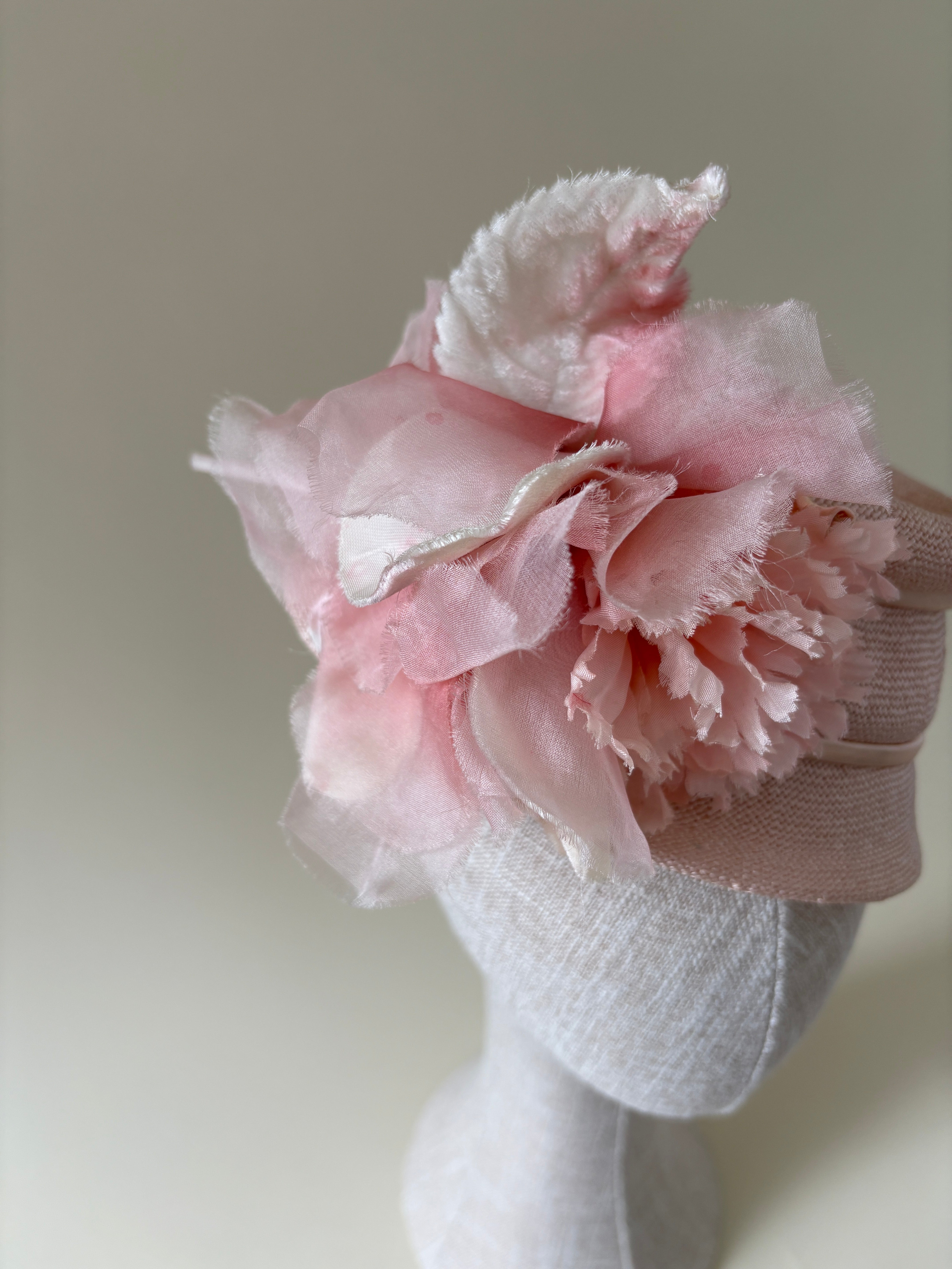 Vintage hat #009 | 1960's pink ramie straw cocktail hat with pink flowers