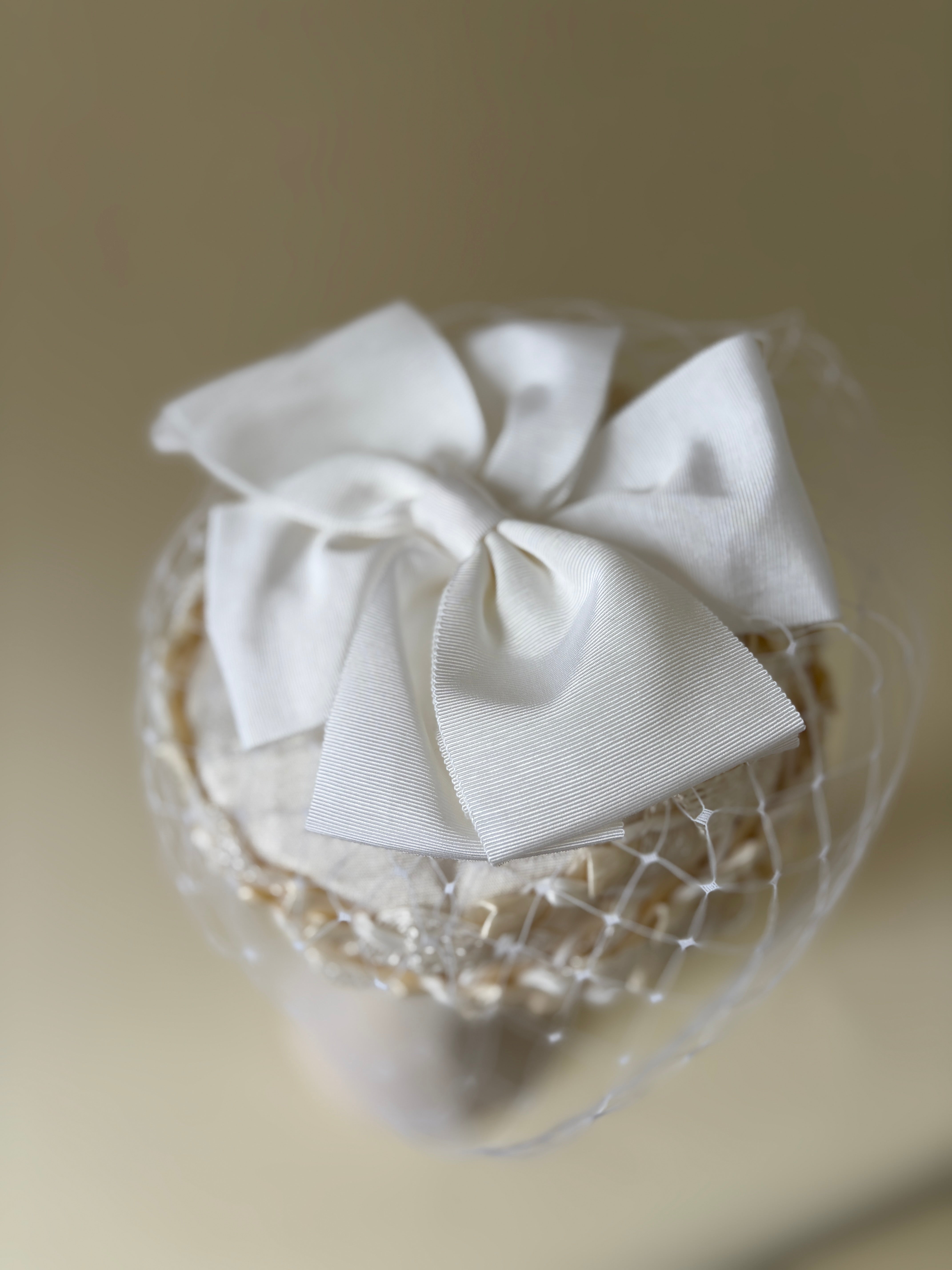 Vintage hat #031 | 1960's Bridal straw hat with white veil and white grosgrain bow