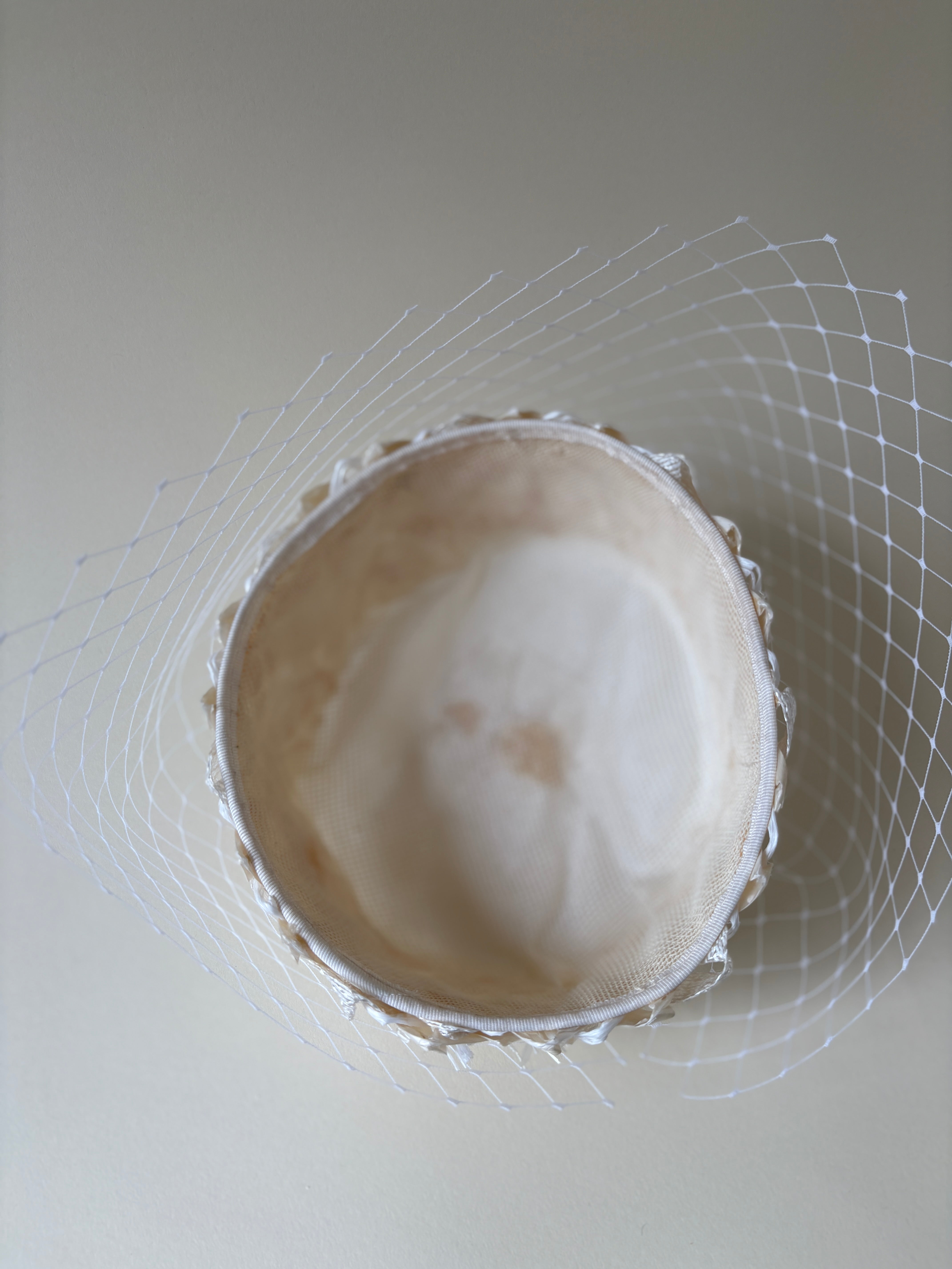 Vintage hat #031 | 1960's Bridal straw hat with white veil and white grosgrain bow