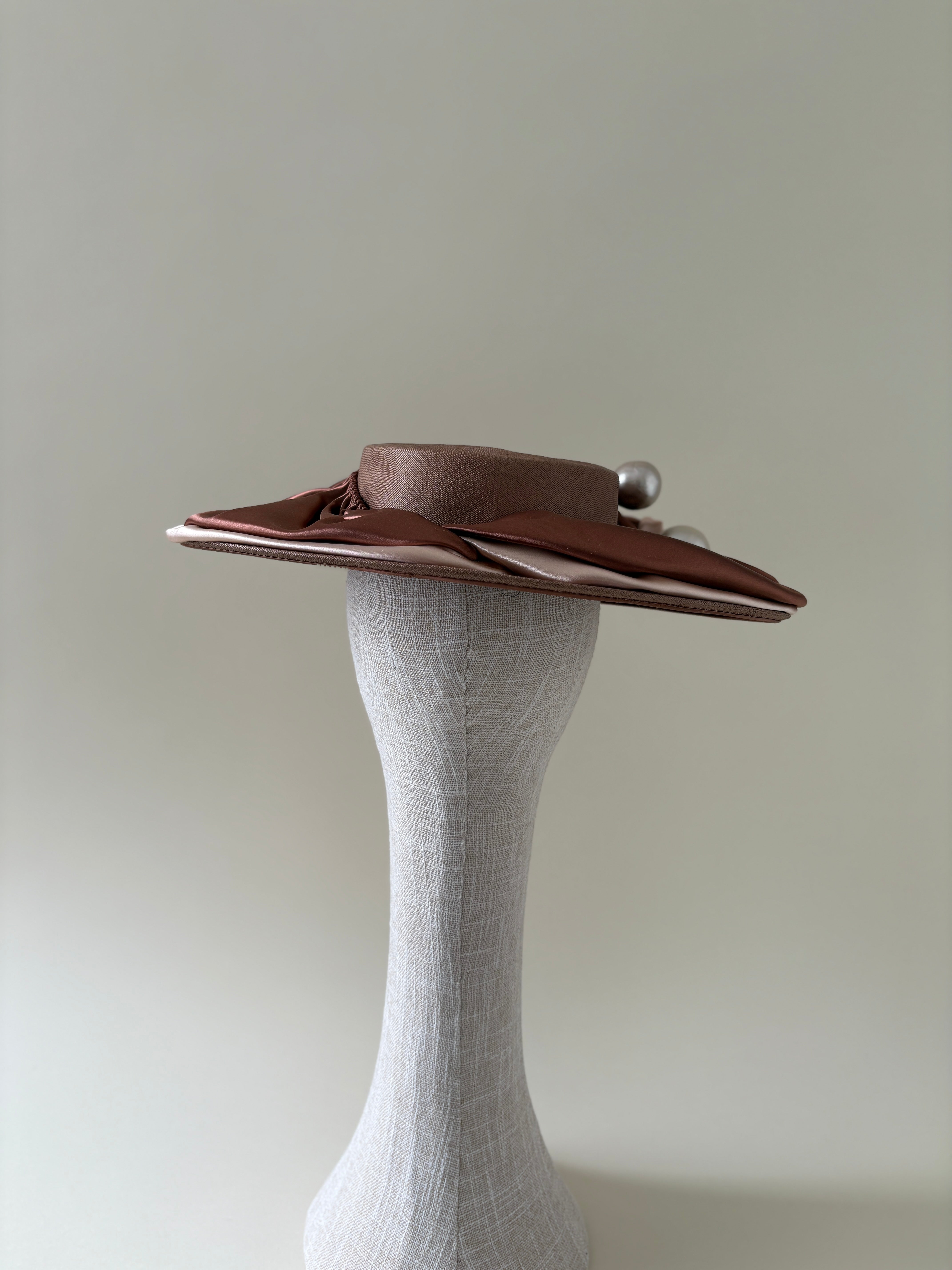 Vintage hat #022 | 1950's Wide brimmed fine straw hat in brown with satin trim