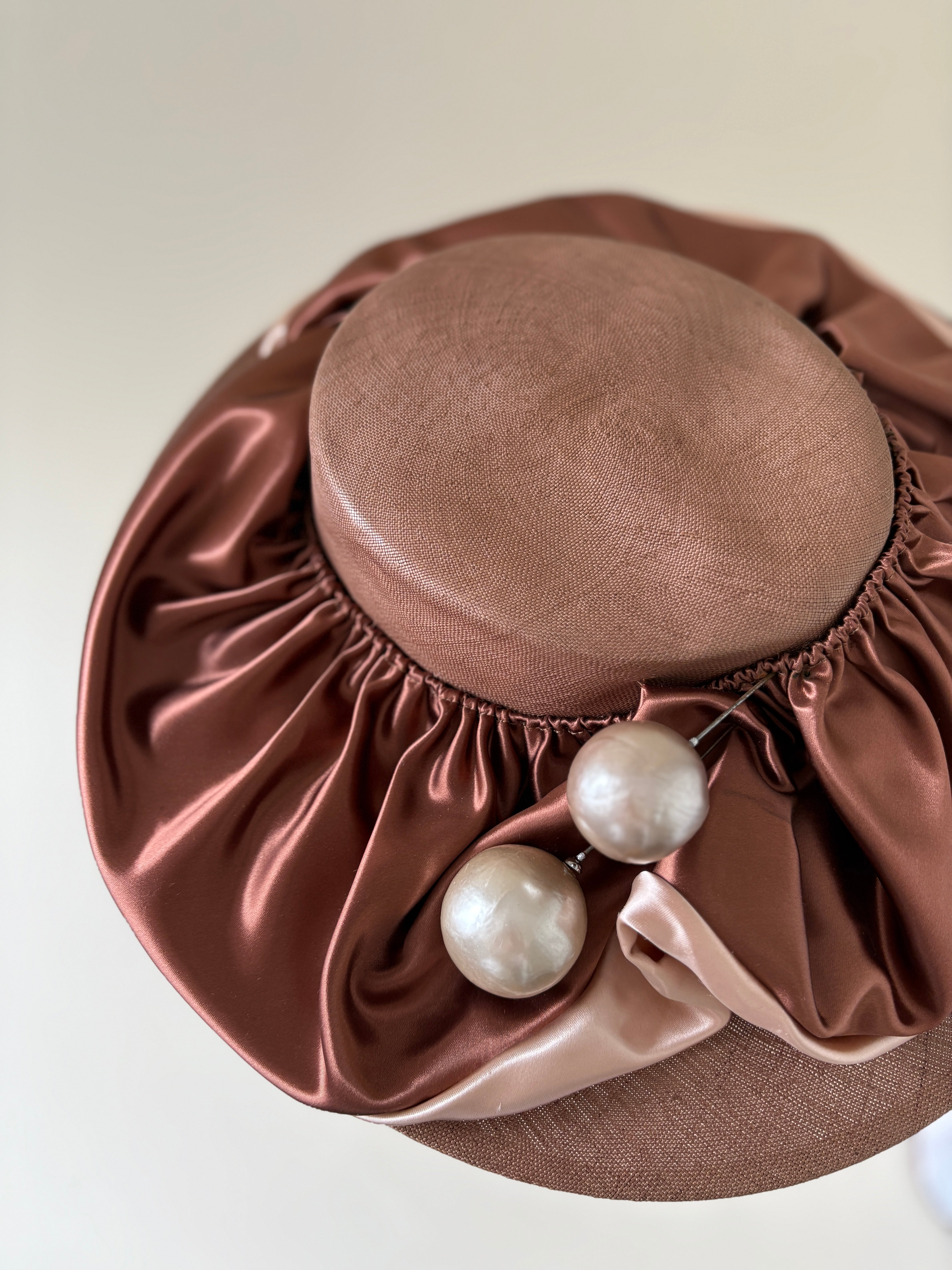 Vintage hat #022 | 1950's Wide brimmed fine straw hat in brown with satin trim