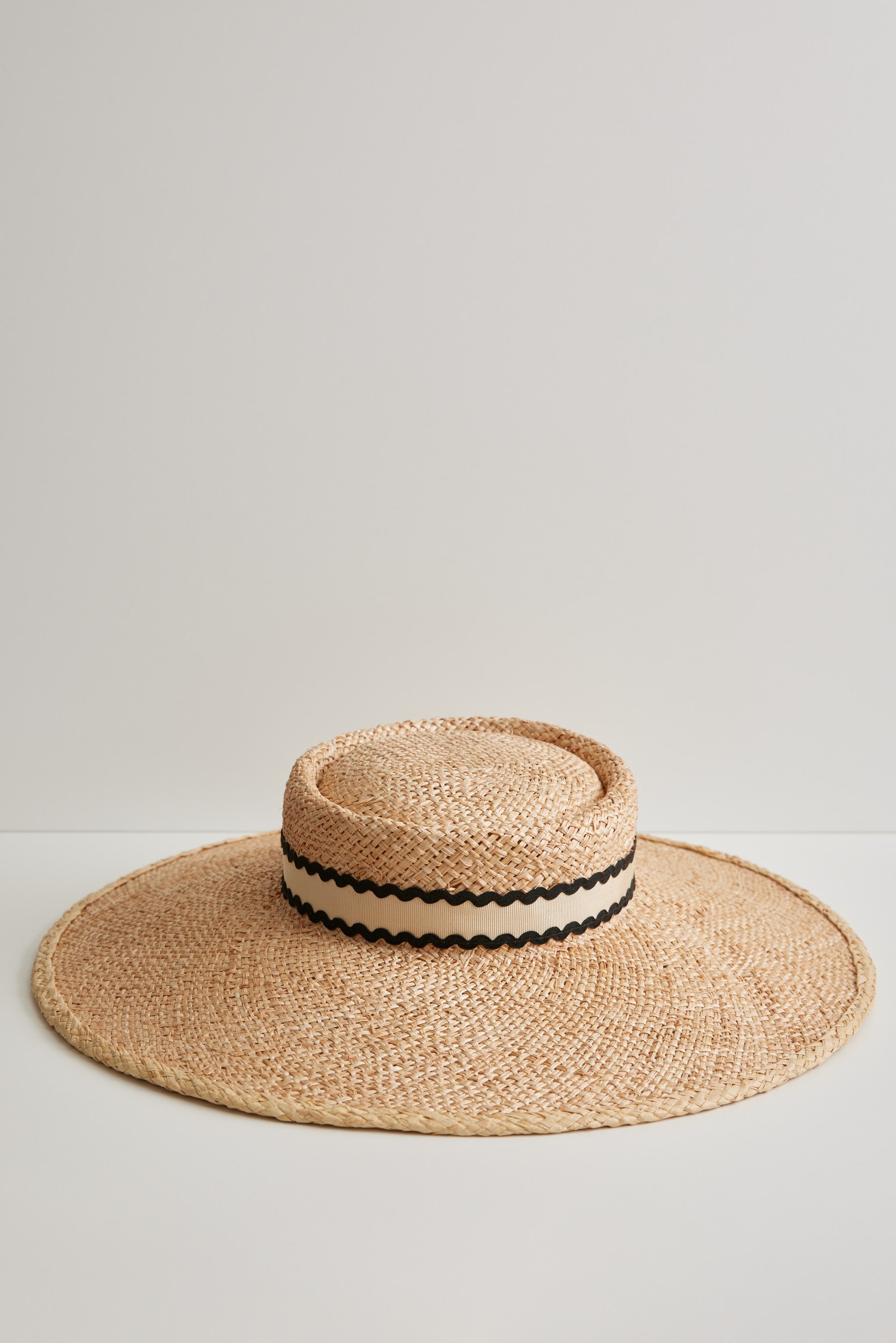 Beaton straw hat - Removable ribbon in natural with black ric-rac